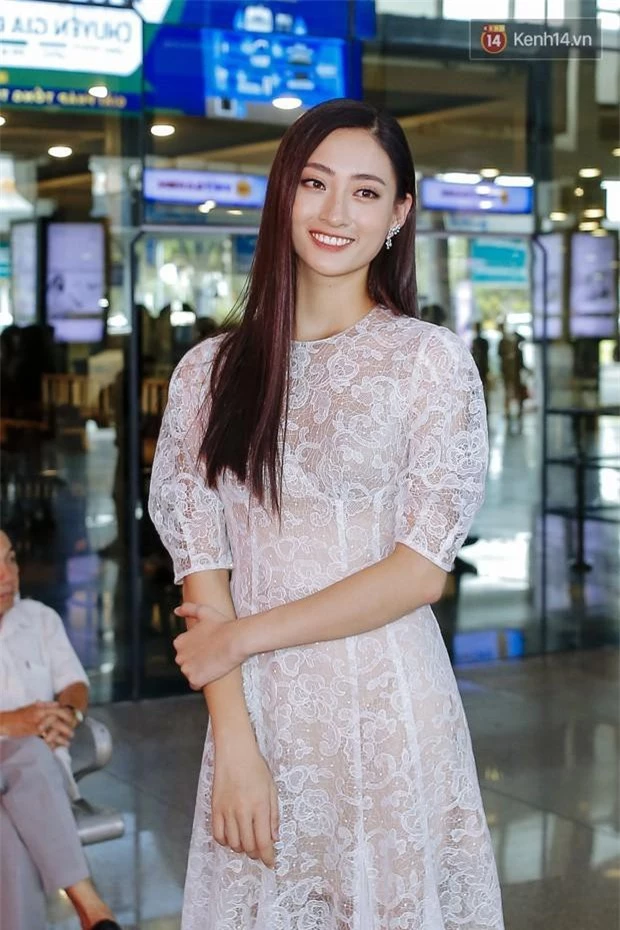 HH Lương Thùy Linh diện mẫu váy trắng bằng vải ren tại sân bay.