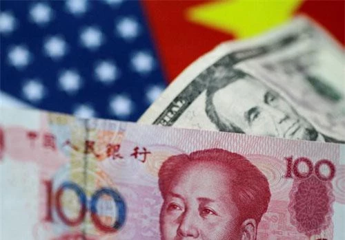 Đồng nhân dân tệ của Trung Quốc và đồng đô la Mỹ. Ảnh: Reuters