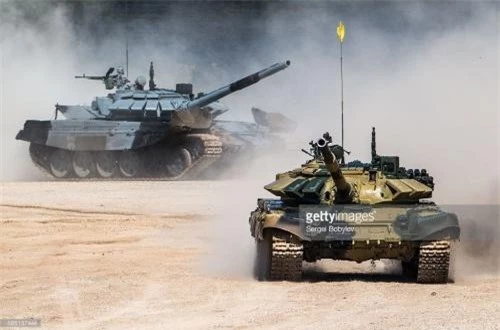  Về hỏa lực, T-72B3 trang bị khẩu pháo 125mm có khả năng bắn tên lửa chống tăng qua nòng, ngoài ra còn có cặp vũ khí phụ gồm súng máy 7,62mm và 12,7mm. Nguồn ảnh: Getty Images