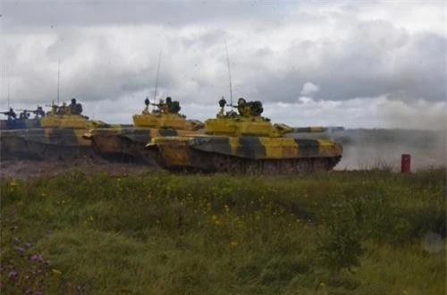 Trước đó, đội tuyển của chúng ta đã tiếp nhận 3 xe tăng T-72B3 của nước chủ nhà Nga để làm quen khí tài. Trong ảnh, kíp lái Việt Nam bắn thử pháo 125mm xe tăng T-72B3. Nguồn ảnh: Báo Quân đội Nhân dân