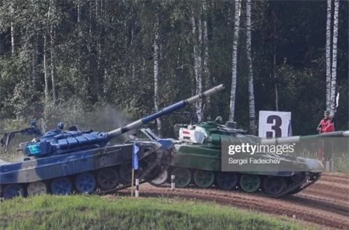  Cụ thể, về giáp bảo vệ, T-72B3 ngoài giáp composite nguyên bản được tăng cường thêm giáp phản ứng nổ Kontakt-5 của T-90A. Nguồn ảnh: Getty Images