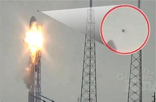 Người ngoài hành tinh làm nổ tung tên lửa triệu đô?