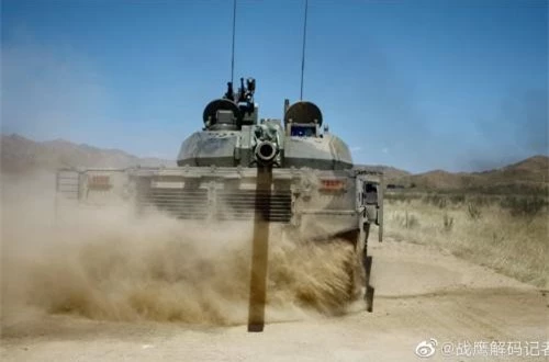 Mạng quân sự Trung Quốc mới đây đăng tải loạt hình ảnh thử nghiệm xe tăng hạng nhẹ Type 15 trên khu vực núi cao. Nguồn ảnh: CCTV7