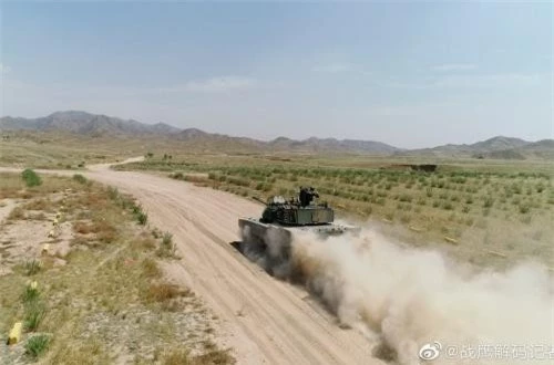 Đến năm 2018, theo một số nguồn tin Type 15 được chính chấp thuận trang bị cho Lục quân Trung Quốc. Ước tính, Trung Quốc cần khoảng 300 chiếc để thay thế cho dòng tăng hạng nhẹ Type 62 lỗi thời. Nguồn ảnh: CCTV7