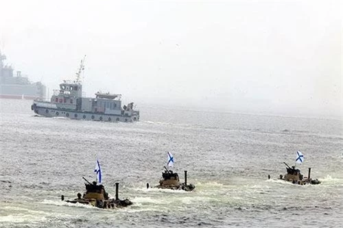 Các cuộc duyệt binh được tổ chức trọng thể tại thành phố cảng Vladivostok, hoạt động này diễn ra trong sự kiện kỷ niệm Ngày truyền thống của lực lượng Hải quân Nga hôm 28/7 vừa qua.