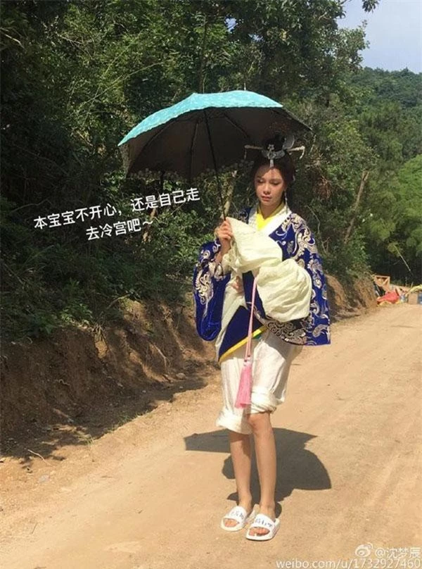 Thời tiết ở ngoài trời vào mùa hè thường là 38 – 40 độ C khiến các diễn viên gặp nhiều khó khăn. Ảnh: Weibo