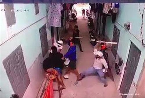 Bình Dương: Nhóm côn đồ xông vào phòng trọ, một thanh niên bị chém gục