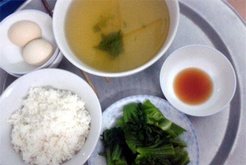 'Sốc' với mâm cơm mẹ chồng nấu cho con dâu ở cữ