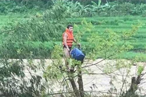 Tặng bằng khen cho thanh niên cứu người trong lũ dữ ở Thanh Hóa