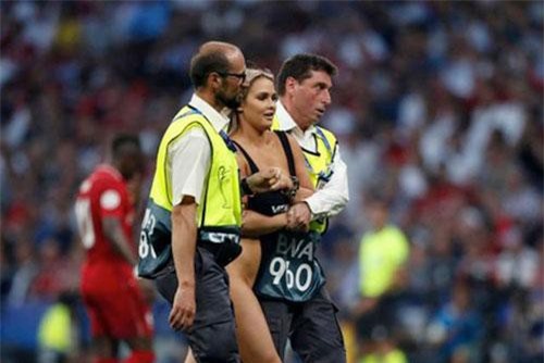 Ngắm vẻ đẹp của kiều nữ chuyên “phá đám” các trận chung kết