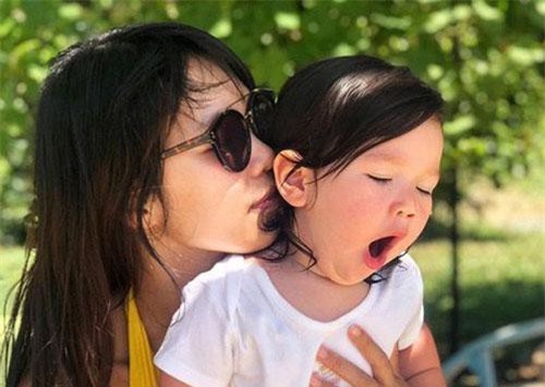 Hà Anh tiếp tục đanh đá đáp trả anti-fan cực gắt khi bị chê "làm mẹ mà không biết buộc tóc gọn gàng cho con"