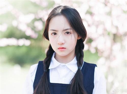 "Tiểu Ngải" Trương Cách của Cá Mực Hầm Mật: Là sao nhí nổi tiếng, nhan sắc đẳng cấp nữ thần ở tuổi 12