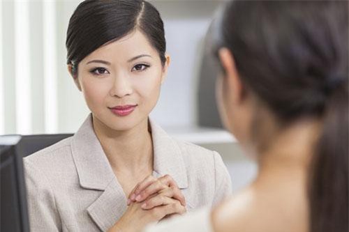 Nhìn chị gái đeo vàng trĩu cổ trong ngày cưới mà tôi và mẹ cúi gằm mặt xấu hổ