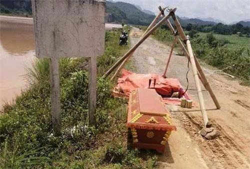 Thanh Hóa: Phát hiện xác chết gần nhà máy thủy điện, nghi trôi về từ vùng lũ