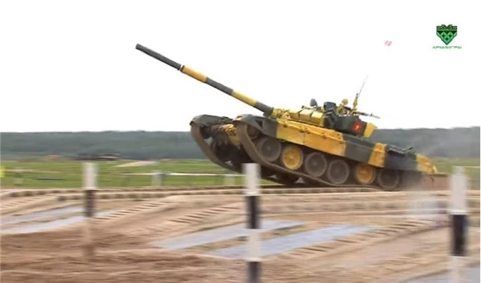 Xe tăng T-72B3 Việt Nam bốc đầu khi vượt vật cản. Nguồn ảnh: tvzvezda.ru