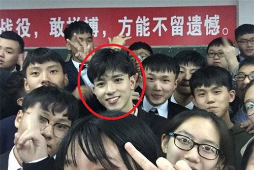 Chụp ảnh tập thể với lớp vẫn siêu cấp đẹp trai, nam sinh gây sốt vì có vẻ mặt giống "Gun Thần" Lý Hiện