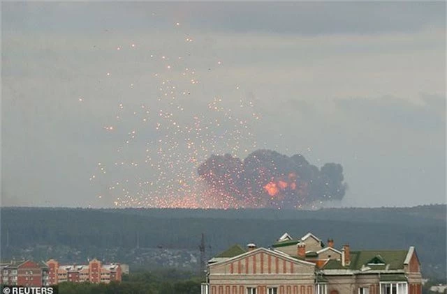 Kho đạn pháo quân sự Nga chứa 40.000 quả phát nổ, 11.000 người di tản gấp - 2