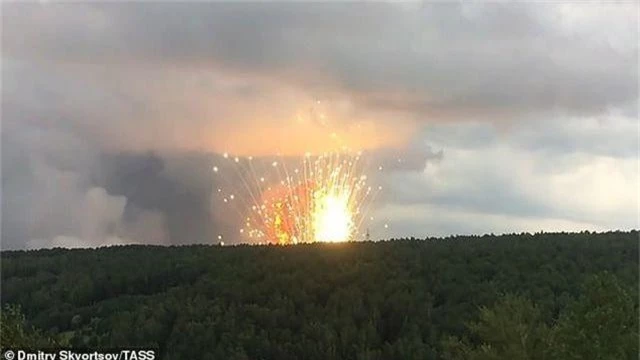 Kho đạn pháo quân sự Nga chứa 40.000 quả phát nổ, 11.000 người di tản gấp - 3