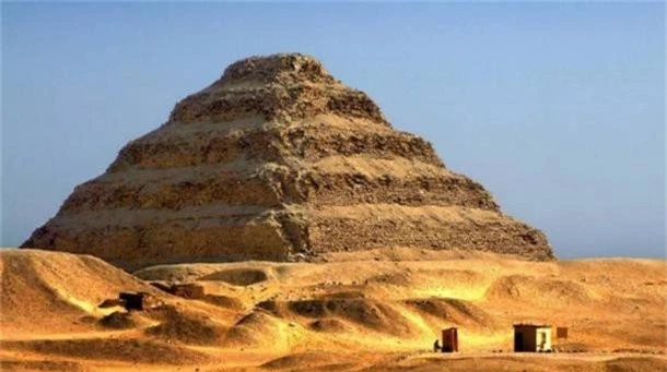Phát hiện hàng trăm xác ướp được chôn xung quanh kim tự tháp cổ nhất thế giới - Ảnh 1.