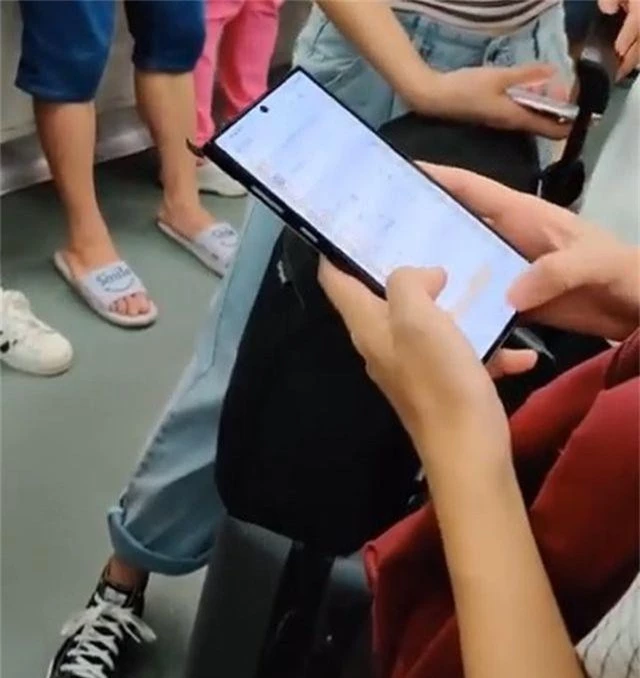 Xuất hiện video quay Galaxy Note10 đang được sử dụng nơi công cộng - 1