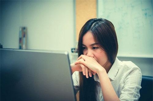 Trước khi ra khỏi cửa, tôi tự nhủ sẽ chống mắt lên xem nhà chồng "ăn đau" thế nào, không ngờ chỉ mới hơn tháng quả báo đã đến thật