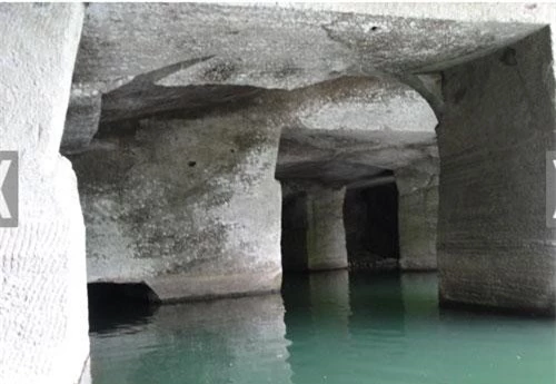 Cho đến nay, các nhà nghiên cứu vẫn chưa rõ mục đích tồn tại của hang động Hoa Sơn. Có ý kiến cho rằng đây chỉ là một mỏ đá phục vụ cho việc xây dựng một thị trấn gần đó.