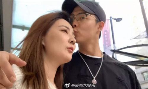 Mỹ nhân "Chân Hoàn Truyện" công khai hẹn hò với nam thần kém tuổi, showbiz Hoa ngữ bùng nổ vì clip tỏ tình siêu dễ thương