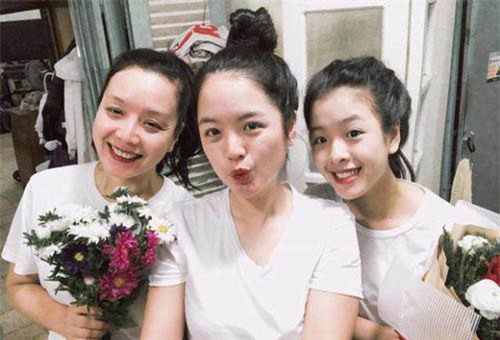 Cặp mẹ con đẹp nhất showbiz Việt: Mẹ đã U50 nhưng trẻ trung như 30, con gái mới 15 đã là mỹ nhân