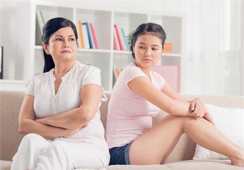 Mẹ chồng sợ con dâu ăn bớt tiền mang cho mẹ đẻ