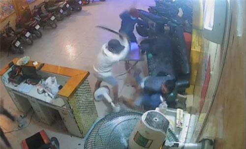TP.HCM: Nam thanh niên bị chém tới tấp trong quán karaoke
