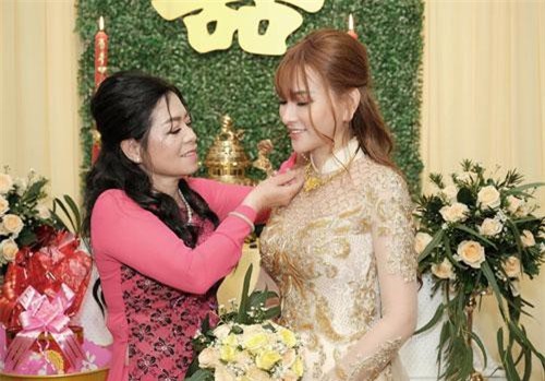 Vợ chồng Kin Nguyễn khóa bình luận trên trang cá nhân, dân mạng bất ngờ "tấn công" Facebook mẹ chồng Thu Thủy