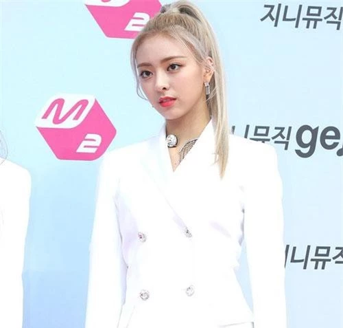 Yuna (ITZY) gây sốt với visual tươi sáng ở tuổi 16.