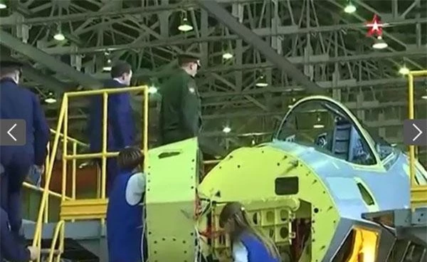 Việc Su-57 chính thức được đưa vào sản xuất nhân kỷ niệm 80 năm truyền thống của nhà sản xuất Sukhoi của Nga. "Tiêm kích tàng hình đa năng thế hệ 5 Su-57 với trí thông minh nhân tạo chính thức được bước vào gai đoạn sản xuất loạt bằng những chiếc đầu tiên theo hợp đồng của Bộ Quốc phòng Nga", hãng sản xuất Sukhoi cho biết trong một thông báo.