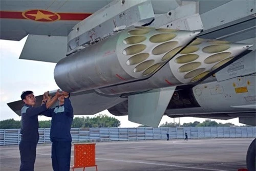Nạp rocket cho tiêm kích Su-30MK2 trước khi tham gia diễn tập bắn ném đạn thật. Ảnh: Quân đội nhân dân.