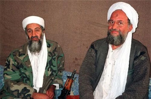 Osama bin Laden (trái) cùng cố vấn và sau này là người kế nhiệm Ayman al-Zawahri trong cuộc phỏng vấn. Hình ảnh được báo Dawn cung cấp ngày 10/11/2001. (Ảnh: Reuters)