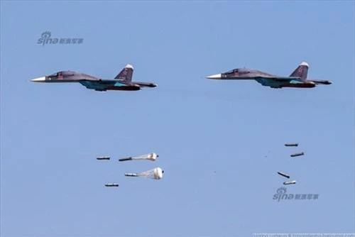 Máy bay ném bom tiền tuyến Su-34 của Không quân Nga ném bom không điều khiển trong một cuộc diễn tập bắn đạn thật. Ảnh: Sina.