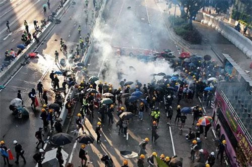 Người biểu tình đụng độ với lực lượng an ninh tại Hong Kong ngày 5/8 (Ảnh: Reuters)