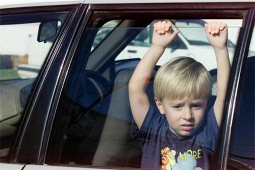 Những cách giúp trẻ thoát chết khi bị bỏ quên trên xe ô tô, bố mẹ cần dạy con ngay hôm nay