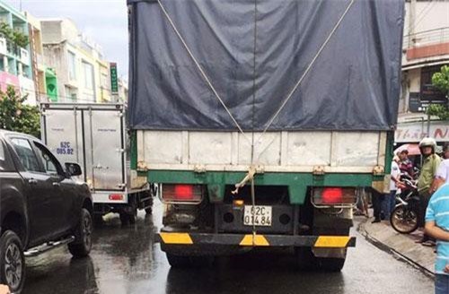 Long An: Xe chở hàng lậu tông thẳng vào 3 cán bộ quản lý thị trường