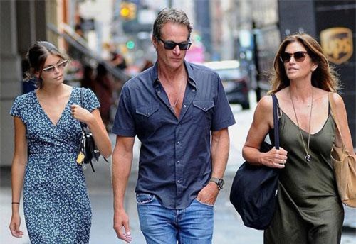 Dạo phố sương sương mà như đi catwalk chỉ có thể là gia đình Cindy Crawford, nhan sắc con gái Kaia gây chú ý lớn