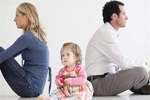 Chồng đại gia bạc bẽo đẩy vợ hiền ra đi với 2 bàn tay trắng