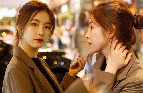 Ai ngờ có ngày "mỹ nhân mặt đơ" Kbiz lại khiến dân tình rơi vào mê hồn trận chỉ vì ảnh sương sương du lịch Hong Kong