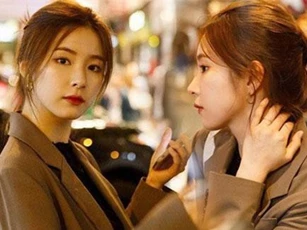 Ai ngờ có ngày "mỹ nhân mặt đơ" Kbiz lại khiến dân tình rơi vào mê hồn trận chỉ vì ảnh sương sương du lịch Hong Kong