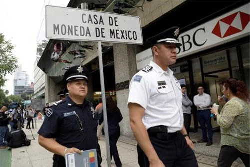 Các sĩ quan cảnh sát trong một hoạt động an ninh sau khi những tên cướp có vũ trang đã đánh cắp những đồng tiền vàng trị giá hơn 2 triệu USD ở Mexico City ngày 6/8