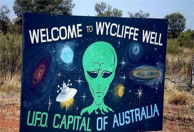 "Chào mừng tới Wycliffe Well, thủ đô UFO của Australia" là nội dung một tấm biển báo bên lề một đường cao tốc dẫn tới thị trấn Wycliffe Well.