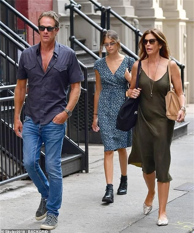 Dạo phố sương sương mà như đi catwalk chỉ có thể là gia đình Cindy Crawford, nhan sắc con gái Kaia gây chú ý lớn - Ảnh 2.