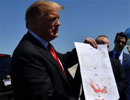 Tổng thống Mỹ Donald Trump minh họa rằng IS đã bị đánh bại hoàn toàn khỏi Syria bằng tấm bản đồ hồi đầu năm nay (Ảnh: AFP)