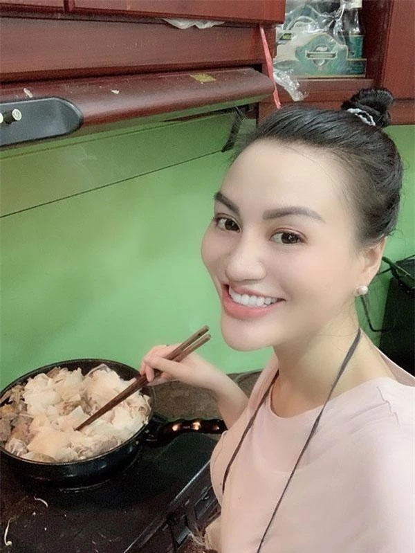 Công chúng biết đến Nữ hoàng Sắc đẹp doanh nhân Trần Huyền Nhung không chỉ thành công ngoạn mục về sắc đẹp, chị còn biết cách nấu những món ăn, lên thực đơn ăn uống hàng ngày để giữ dáng.
