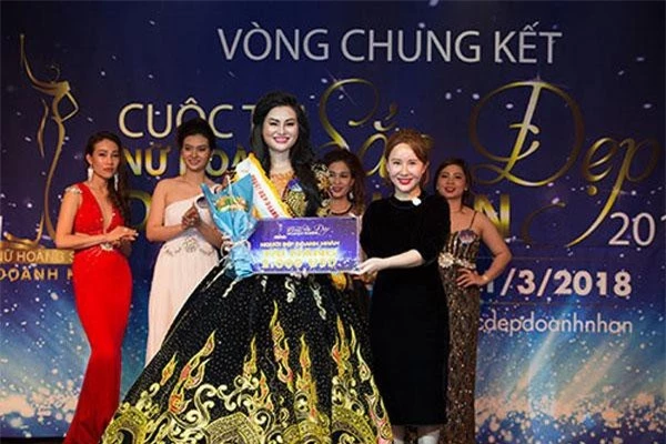Trước khi tham gia cuộc thi Nữ hoàng sắc đẹp doanh nhân, Trần Huyền Nhung đã xuất sắc giành được 2 danh hiệu: Hoa hậu vì cộng đồng và Hoa hậu thời trang tại cuộc thi Hoa hậu doanh nhân người Việt Châu Á tại Đài Loan. Ảnh: Vietnamnet