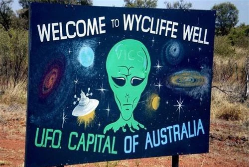 Chào mừng tới Wycliffe Well, thủ đô UFO của Australia" là nội dung một tấm biển báo bên lề một đường cao tốc dẫn tới thị trấn Wycliffe Well.